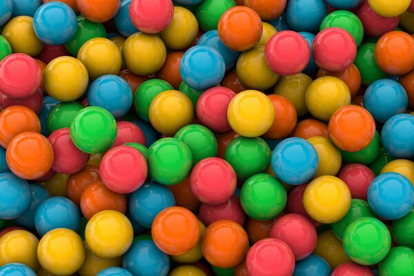 Много разноцветных конфет лежат друг на друге