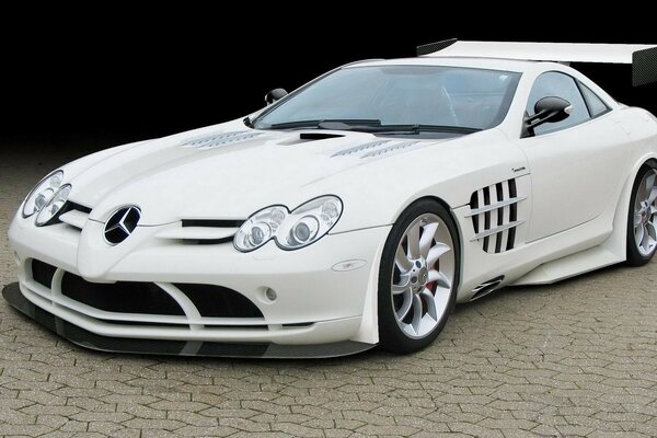 Voiture de sport blanche chic