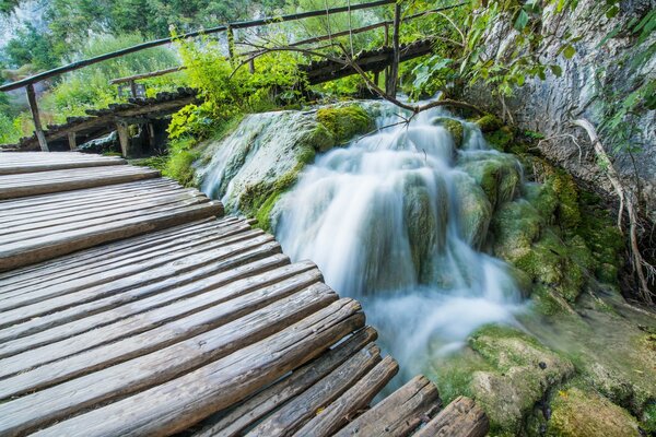 Ein Bergfluss und eine Brücke darüber