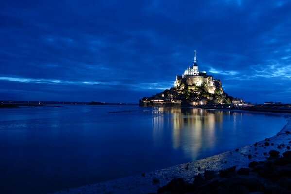 CHÂTEAU SUR LA PÉNINSULE DANS LA NUIT AVEC ÉCLAIRAGE