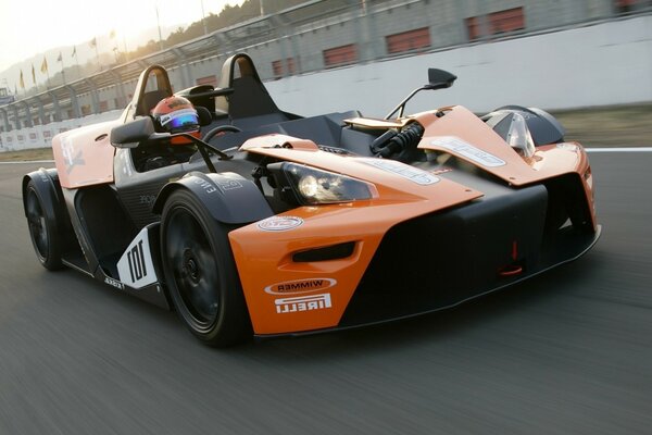 Un coche de carreras en la pista muestra lo que es capaz de hacer