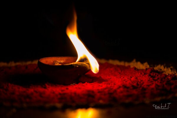 Fotografía macro de la llama roja caliente