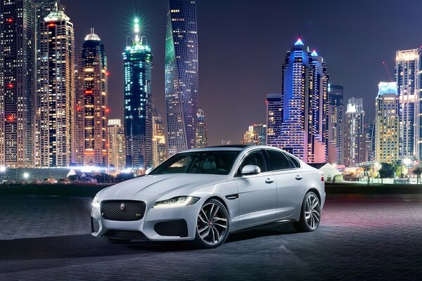 Voiture argentée sur fond de lumières nocturnes de la métropole