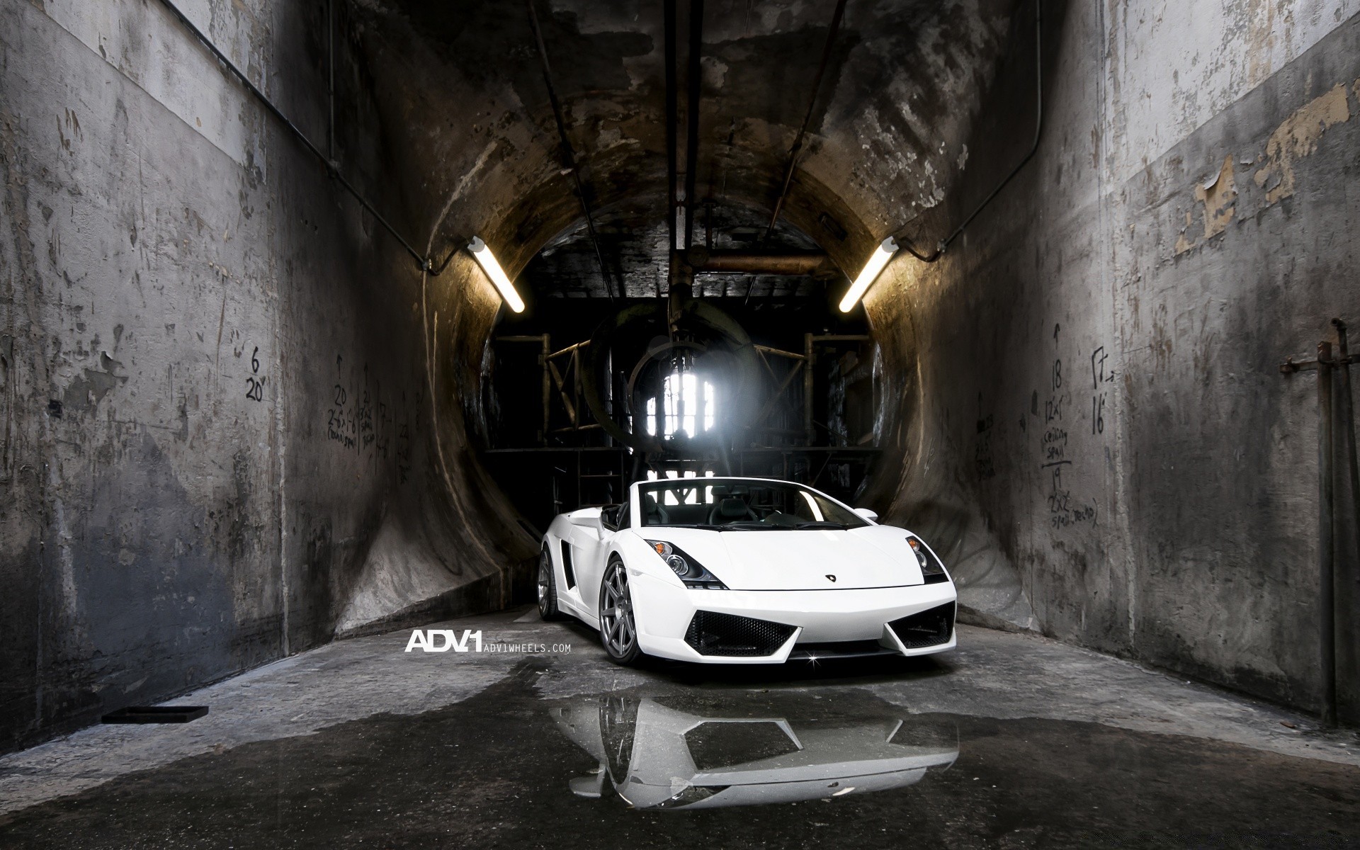 autres appareils abandonné à l intérieur sombre voiture tunnel cassé système de transport vieux voiture bouchon rétro sale lumière