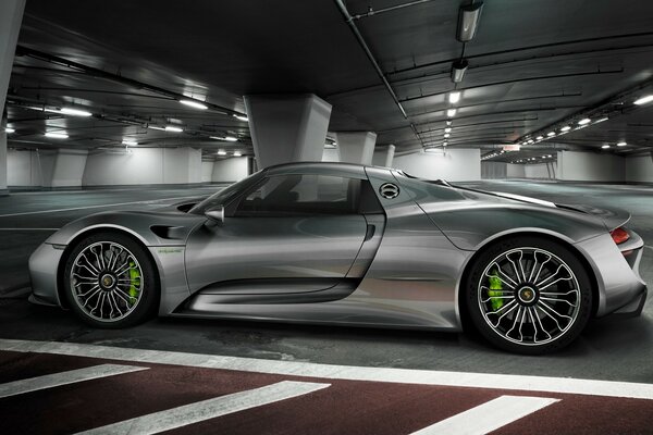 Belle voiture dans le parking souterrain