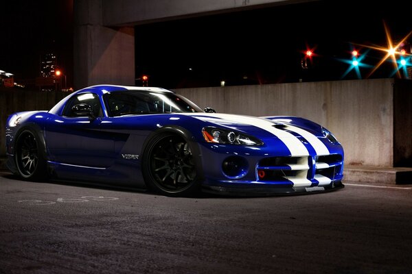 Түнгі қаладағы Dodge Viper