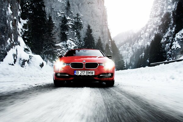 Belle voiture en hiver froid