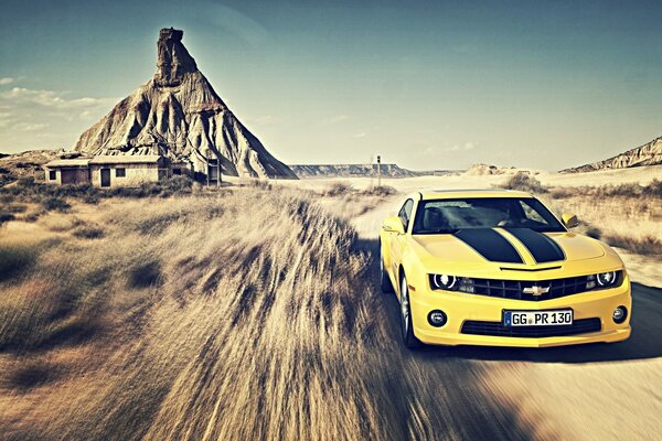 Coche amarillo a la velocidad