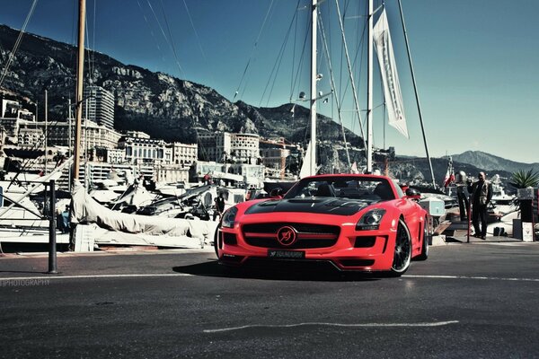 Voiture de course et port