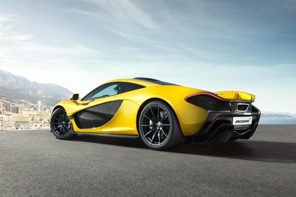 Carro amarelo brilhante contra o céu