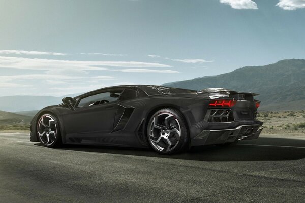 Lamborghini noir sur fond de montagnes