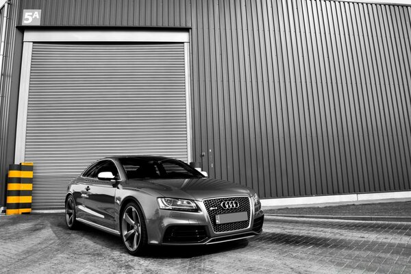 Gris Audi est debout dans le parking beau art