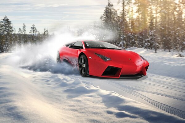 Coche rojo en el fondo del bosque de invierno