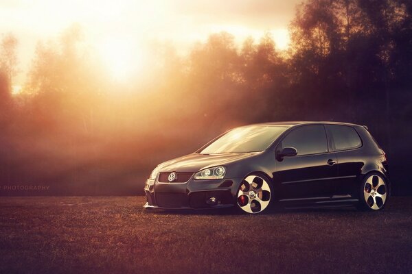 Hermoso coche al atardecer