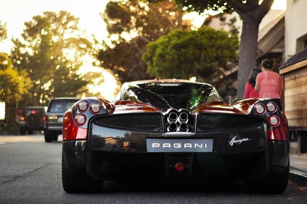 El coche de pagani está estacionado en la ciudad