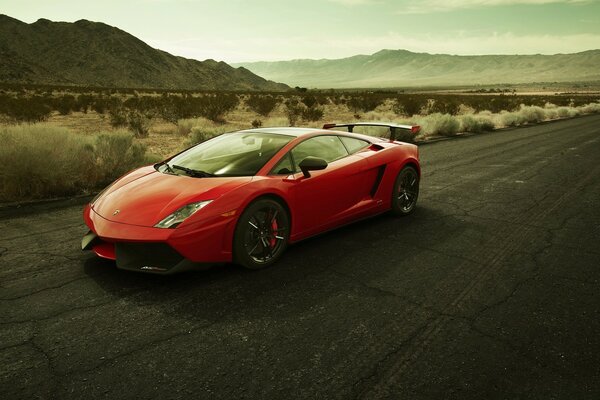 Caro coche rojo en movimiento