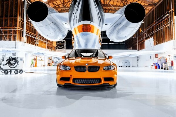 Coche bmw en el fondo de un avión en un hangar