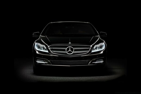 Mercedes noire sur fond sombre