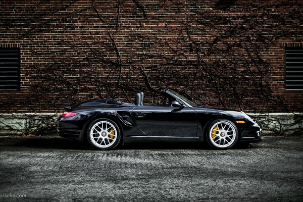 Noir Porsche cabriolet avec toit surélevé