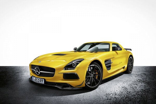 Voiture de sport jaune Mercedes