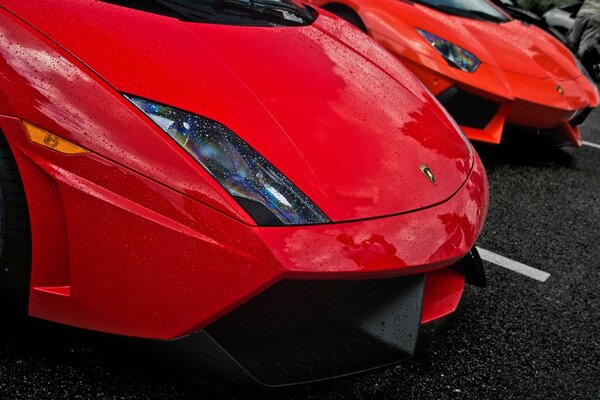 Capó del coche de color rojo