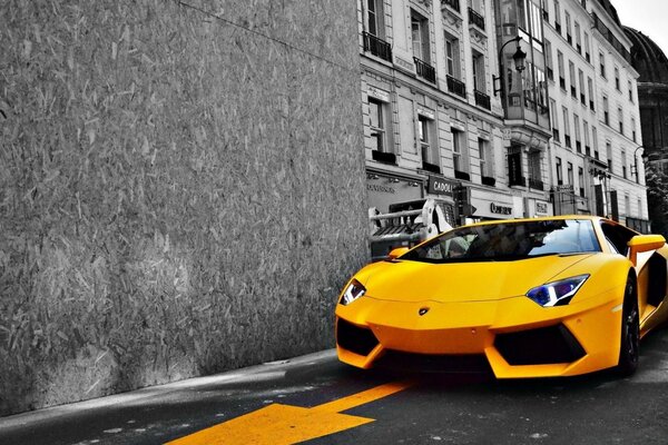 Voiture de sport jaune dans la rue de la ville