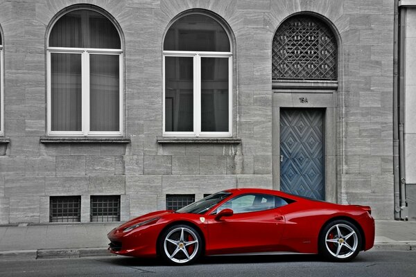 Image contrastée de la voiture rouge