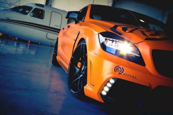 Voiture de course orange