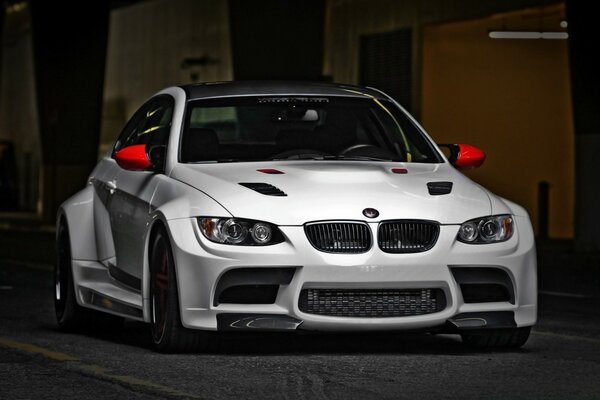 Voiture BMW m 93 avec miroirs rouges