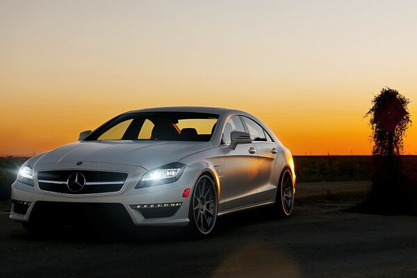 Coche Mercedes blanco en asfalto