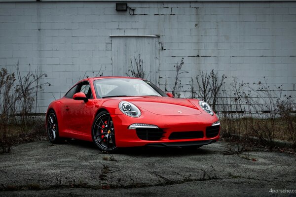 Porsche deportivo rojo en la calle