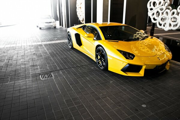 Coche de carreras amarillo estacionado