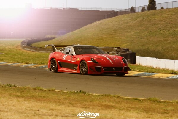 Carro de corrida vermelho na pista