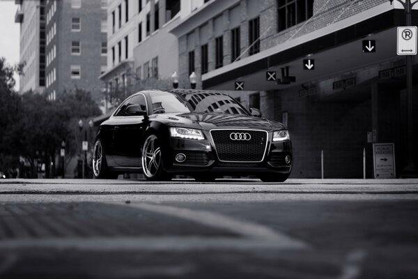 Un Audi negro en la calle de la ciudad. 