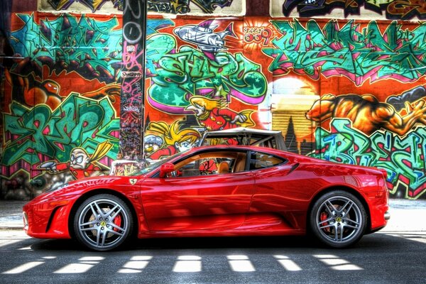 Rotes Auto auf Graffiti-Hintergrund