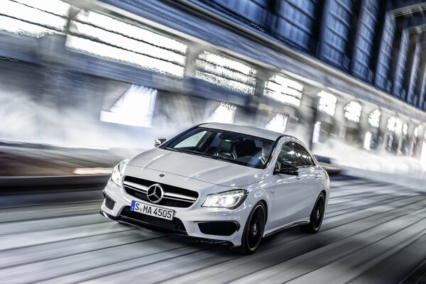 Voiture Mercedes rapide et rapide