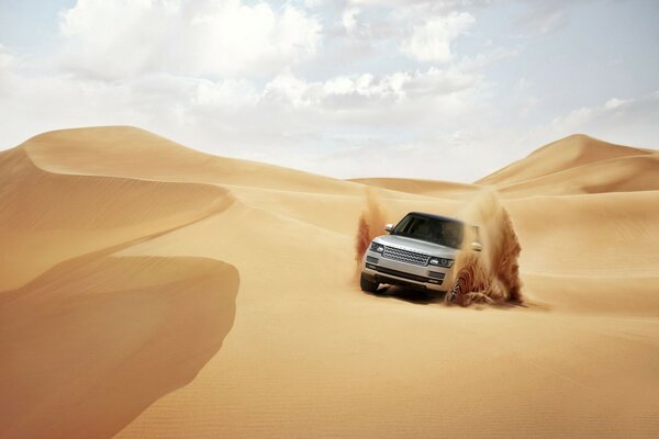 Viaggio in auto nel deserto