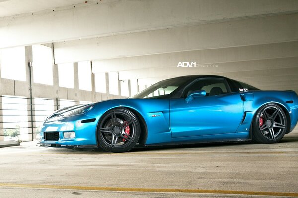 Coche azul con ruedas negras