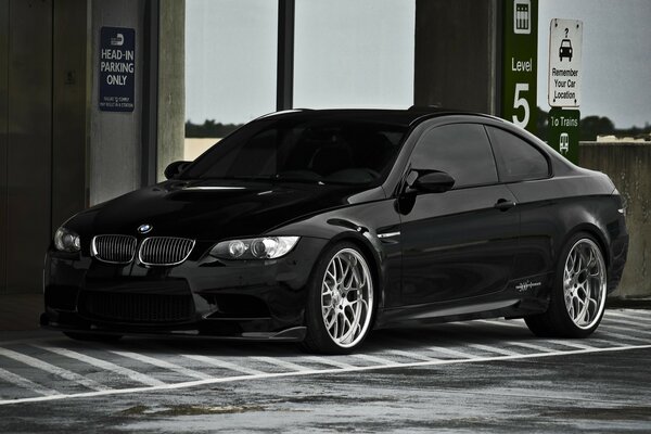 Voiture noire dans un parking vide 