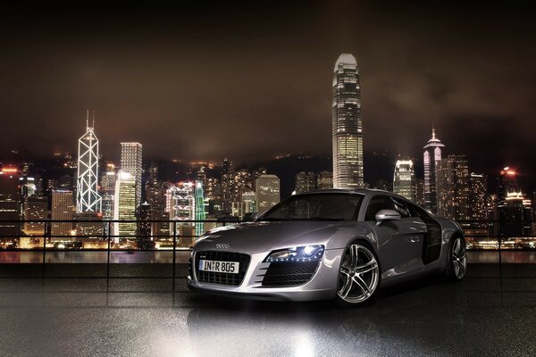 El coche de Audi en el desierto de la noche de la ciudad