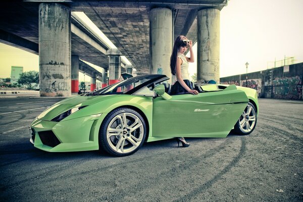 Ragazza su un auto sportiva alla moda 