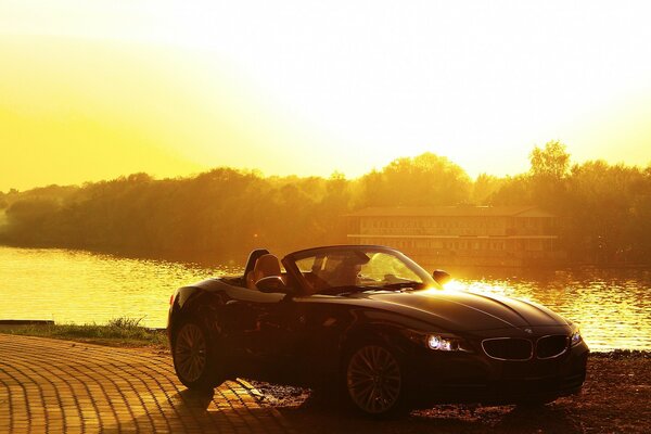 Voiture de course sur un beau coucher de soleil