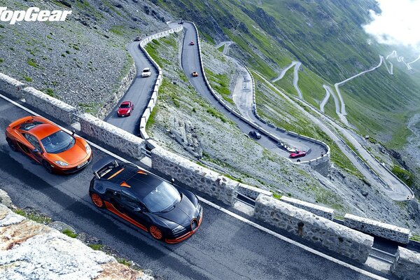 Le auto guidano su strade in montagna