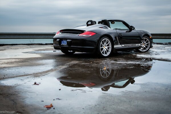 Coche en la playa después de la lluvia