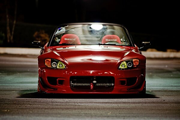 Carro vermelho na estrada à noite