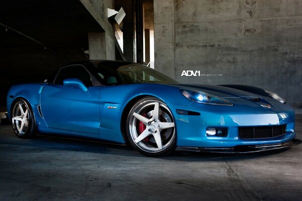 Belle voiture bleue dans le parking souterrain