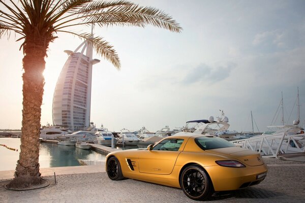 Voiture jaune Mercedes Bens