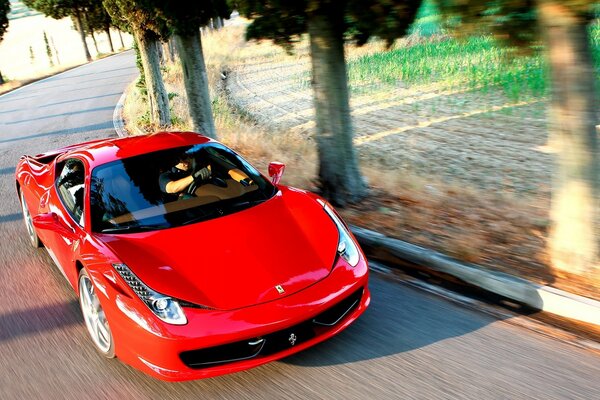 El coche rojo de Ferrari en la carretera