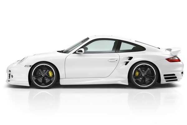 Ақ sportcar Porsche 911 спойлермен