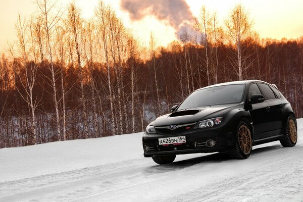 Voiture noire sur la route glacée